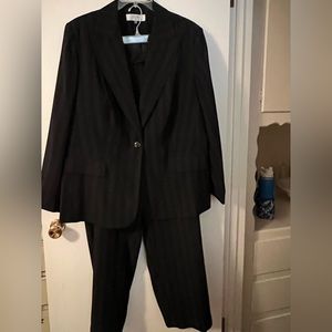 Black and white women’s suit two-piece. Houndstooth pattern.